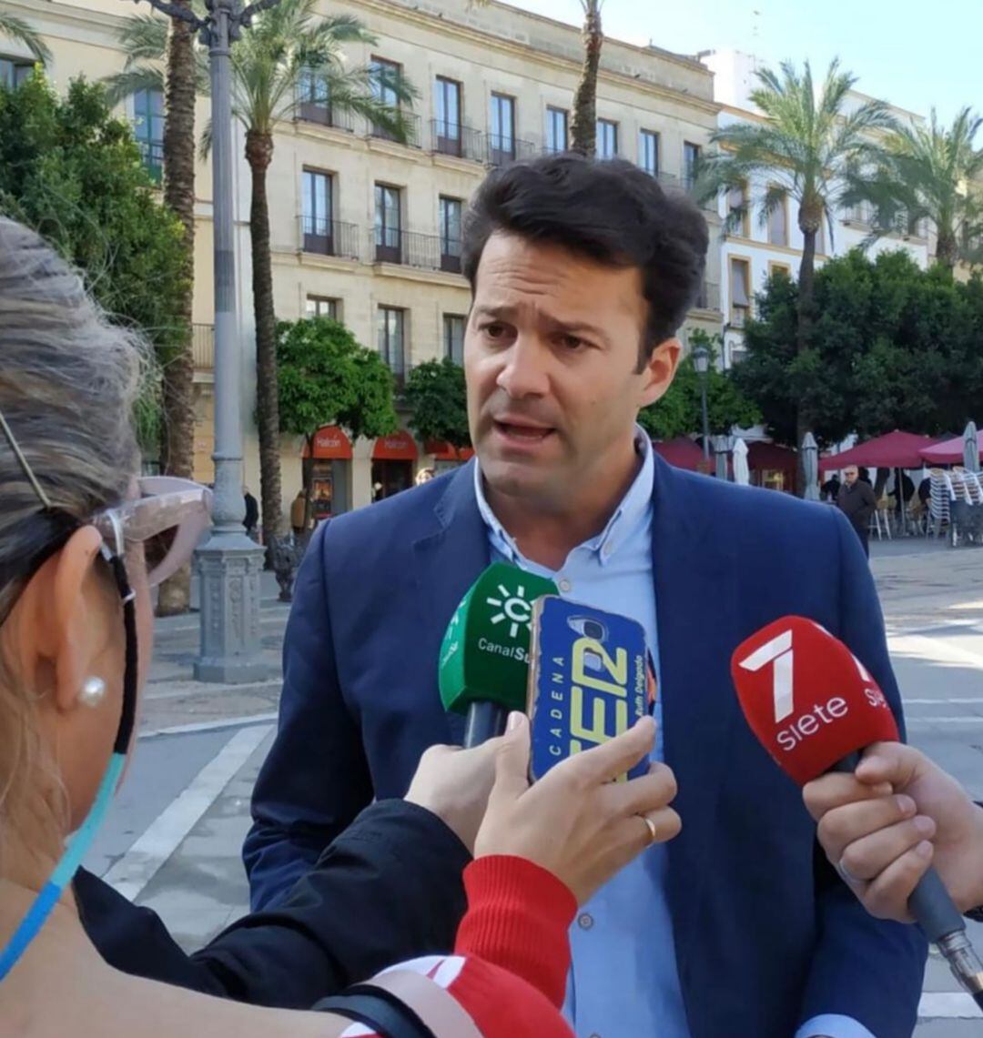 Carlos Pérez, portavoz de Ciudadanos en el Ayuntamiento de Jerez, atiende a los medios en la plaza del Arenal