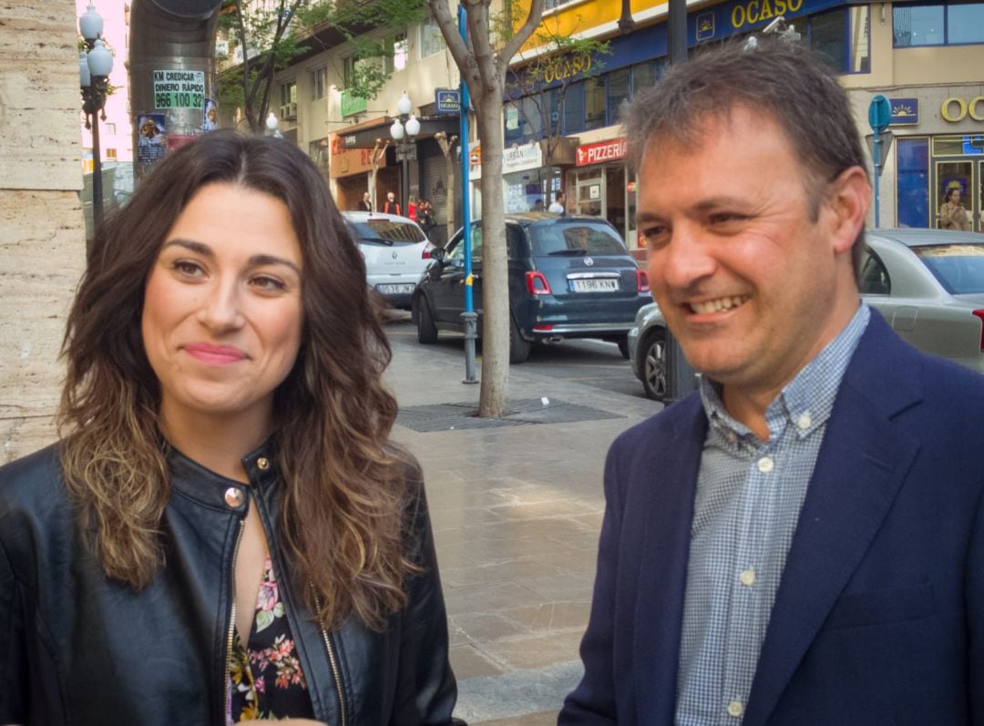 Aitana Mas y Natxo Bellido esta mañana junto a la Torre Prop de la Generalitat