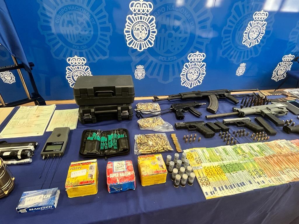 Parte del material recuperado por los agentes