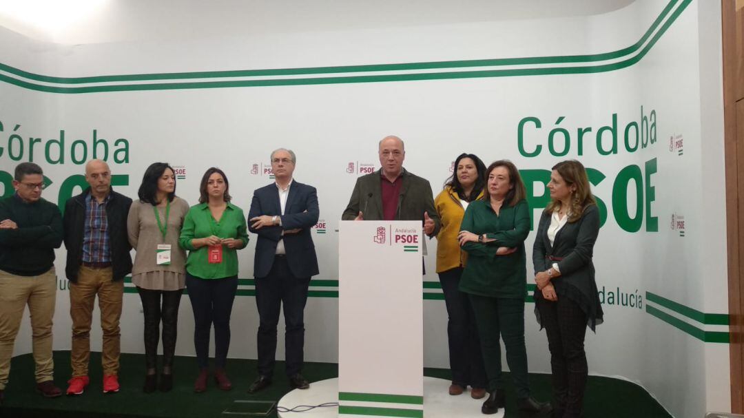 Antonio Ruiz y los cargos del PSOE de Córdoba durante su comparrecencia 