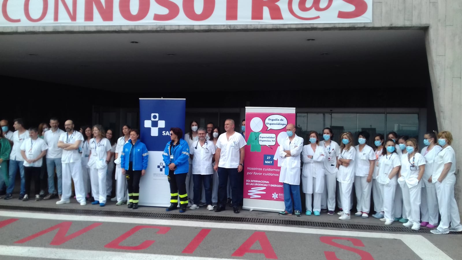 Los médicos de urgencias concentrados ante la entrada de este servicio en el HUCA, coincidiendo con la celebración este 27 de mayo del Día Mundial de las Urgencias y Emergencias