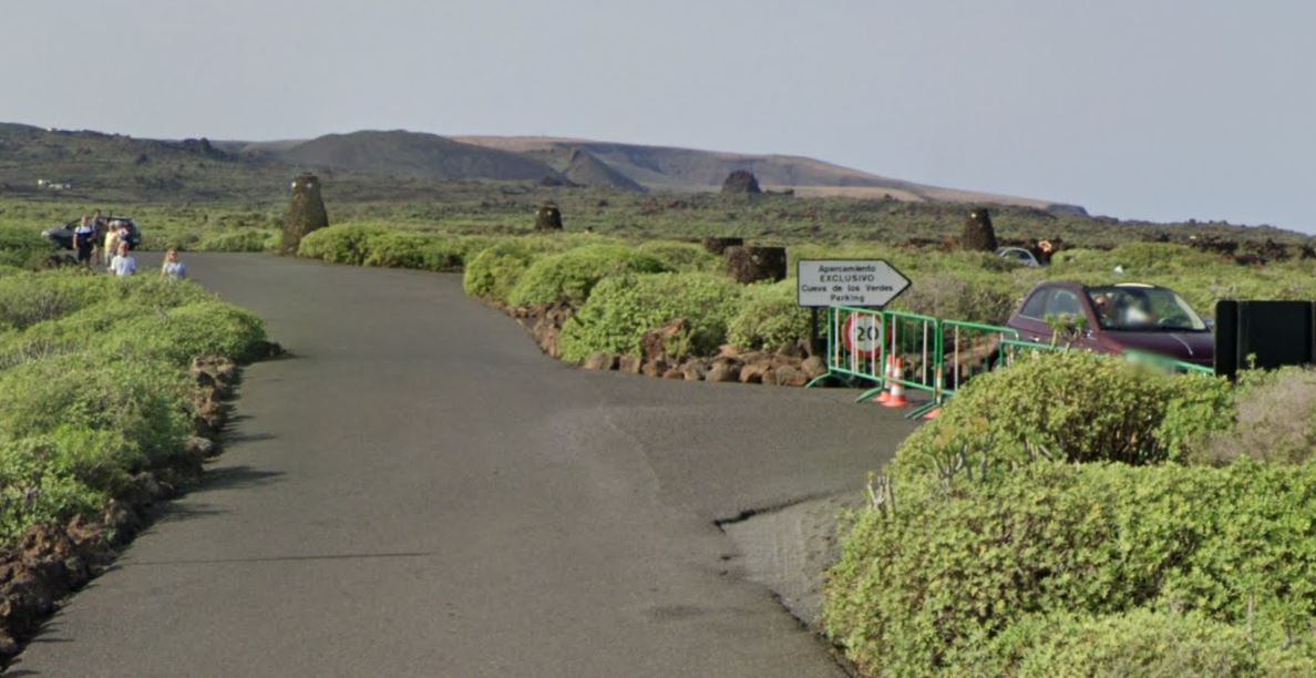La LZ-205 a su paso por la Cueva de los Verdes, en Lanzarote.