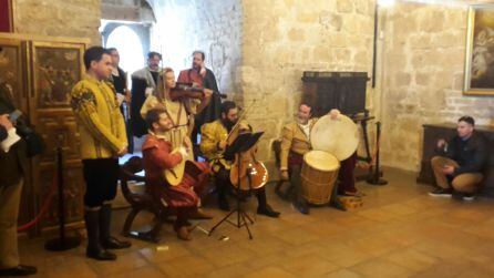 El grupo de juglares y trovadores encajan a la perfección en la estetica del castillo