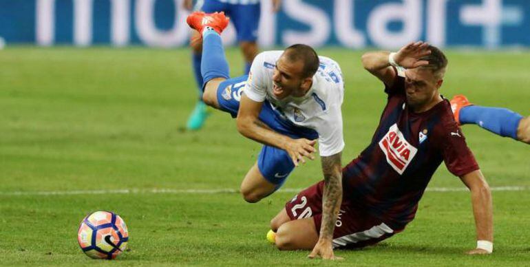 Lejeune pugna por un balón con el delantero malagueño Sandro