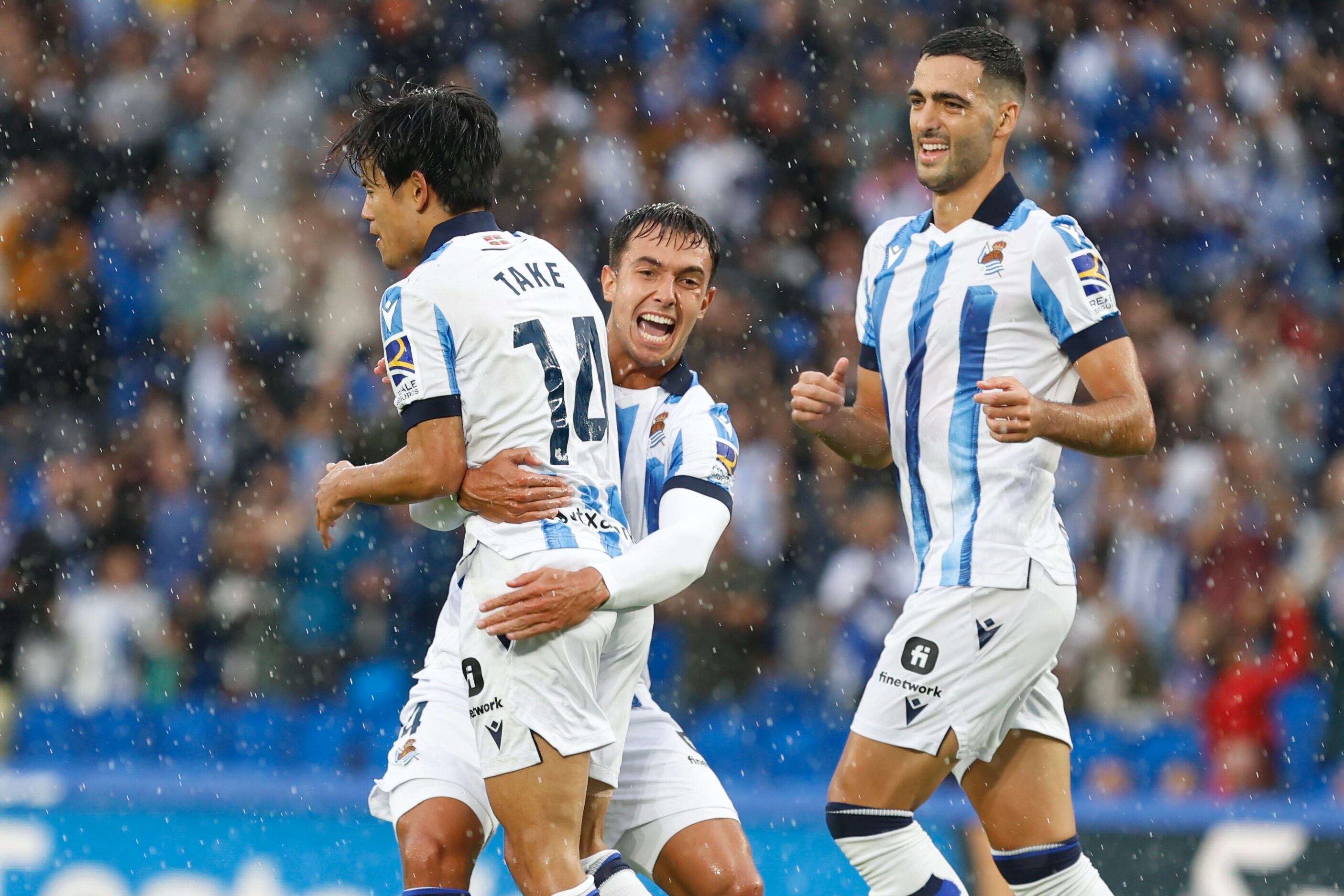 SAN SEBASTIÁN, 02/09/2023.-El delantero japonés de la Real Sociedad Takefusa Kubo (i), celebra su gol contra el Granada, este sábado durante el partido de la jornada 4 de LaLiga en el estadio Reale Arena en San Sebastián.- EFE/ Javi Colmenero
