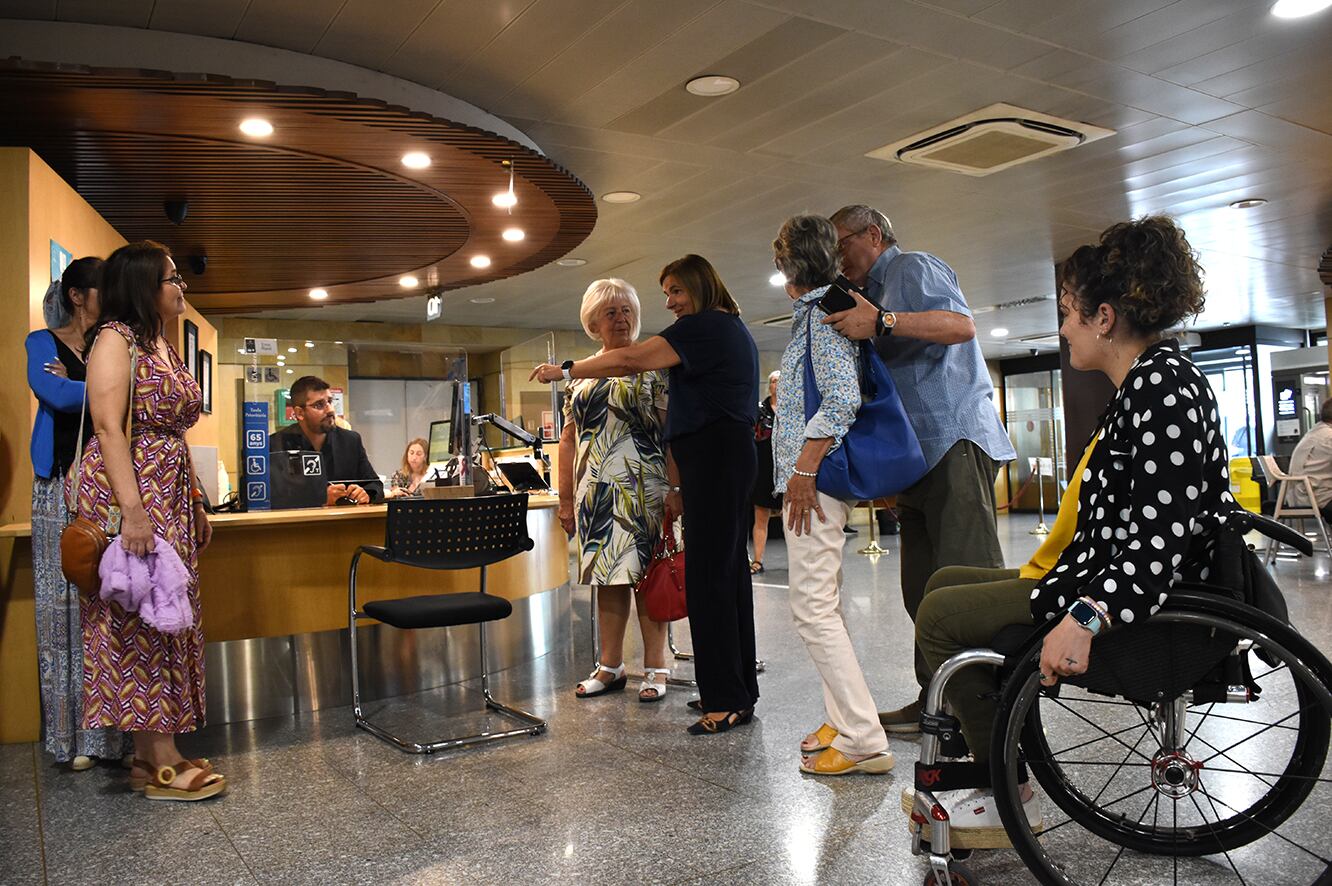 La ministra d'Afers Socials i Funció Pública, Trini Marín, explica als col·lectius el funcionament de la nova finestreta per a persones grans i discapacitats de Tràmits del Govern.