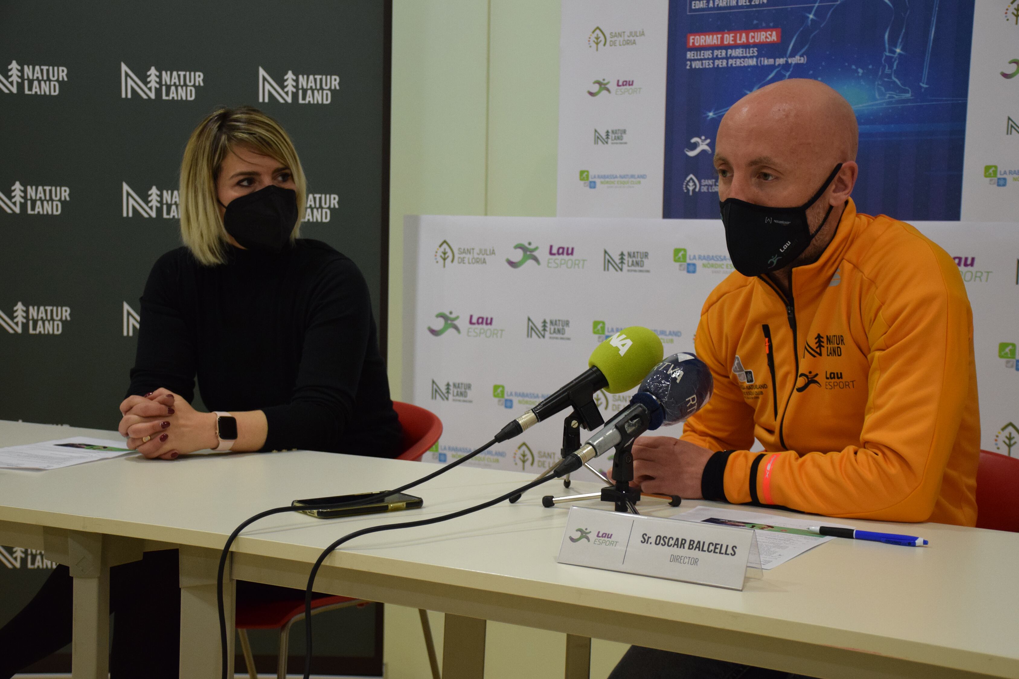 La consellera de Turisme i Esports, Diana Sánchez, i el director de LAUesport, Oscar Balcells, presenten la segona Cursa Nocturna.