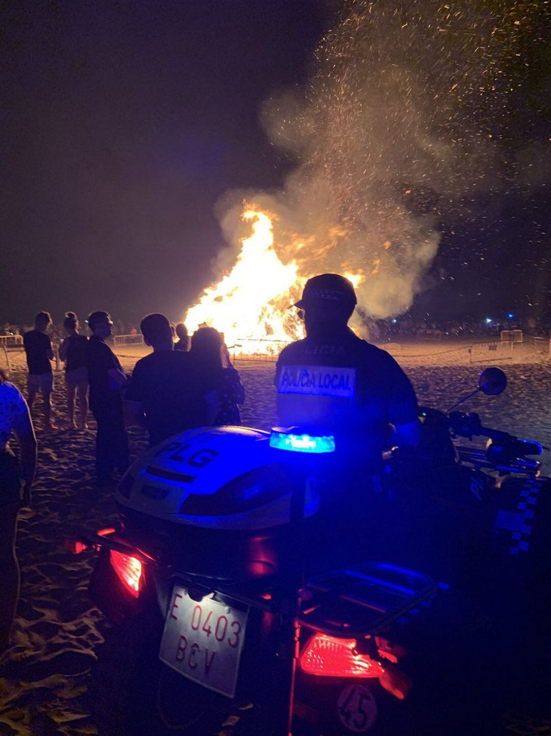 Agentes de la Policía Local en sus labores de vigilancia en la Nit de Sant Joan de este 2019. 