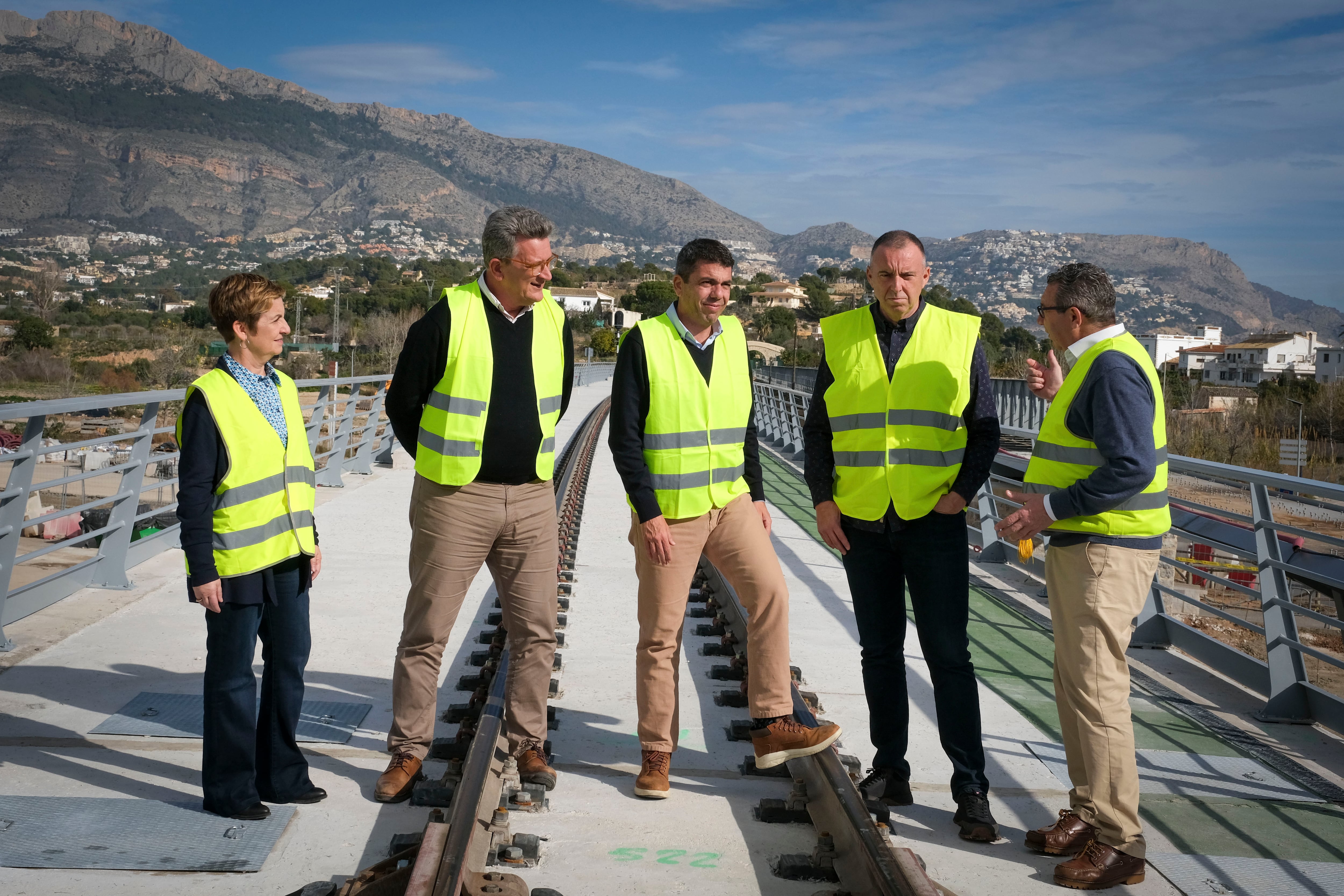 GRAFCVA4996. ALTEA (ALICANTE), 25/01/2025.- El president de la Generalitat, Carlos Mazón (centro), visita las obras de los nuevos viaductos sobre el río Algar y del barranco de Mascarat, correspondientes a la Línea 9 del TRAM dAlacant. En la imagen Mazon junto a los consellers de de Innovación, Industria, Comercio y Turismo, Marian Cano; de Medio Ambiente, Infraestructuras y Territorio, Vicente Martínez (2º izqda), y el presidente  de la Diputación, Toni Pérez (dcha). EFE/Pablo Miranzo
