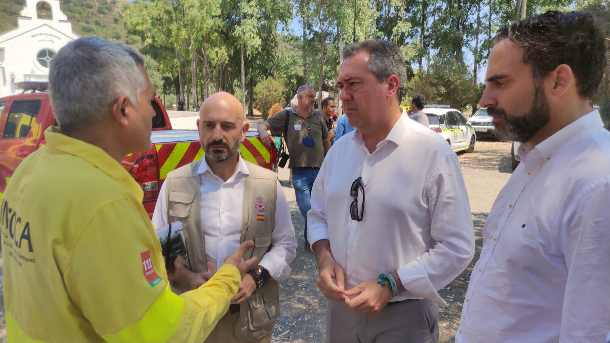 El candidato del PSOE visita el puesto de mando del INFOCA