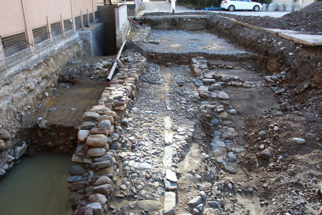 Aspecte de les excavacions on s'han trobat restes medievals al centre de la Seu d'Urgell.