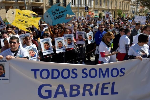 Miles de personas, algunas de ellas portando siluetas de &quot;pescaitos&quot; con mensajes dedicados a Gabriel, pidieron el regreso del menor desaparecido.