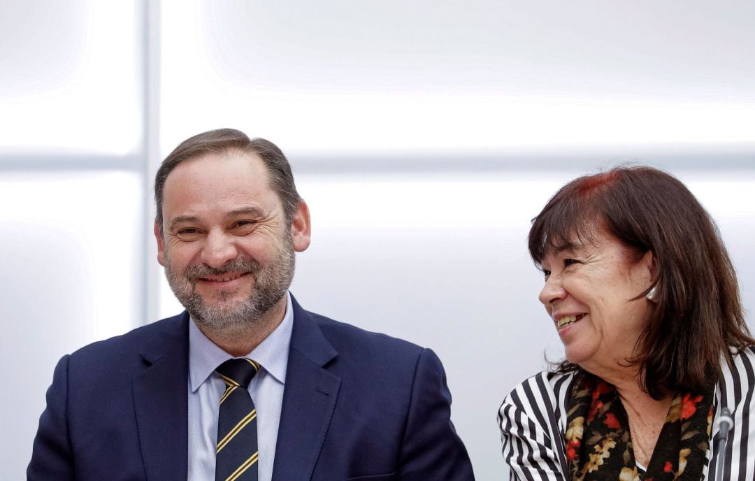 La presidenta del PSOE, Cristina Narbona, conversa con el secretario de Organización del partido, José Luis Ábalos, durante la reunión de la Ejecutiva Federal del PSOE, la primera tras la investidura de Pedro Sánchez, celebrada este lunes en Ferraz. 