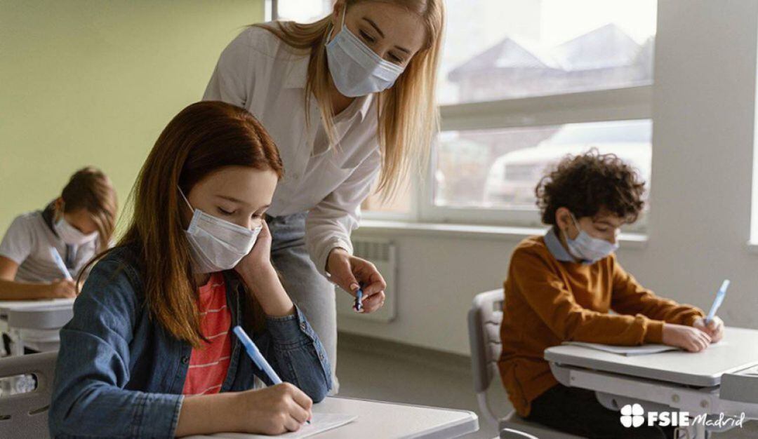 Alumnos en un aula con mascarilla