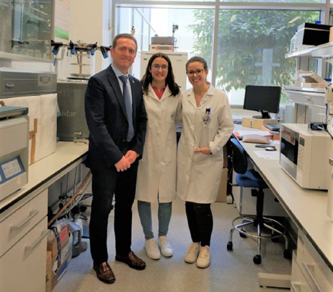 El profesor ruperto Bermejo, de la EPS de Linares, junto a investigadoras del proyecto Phicoalgae.