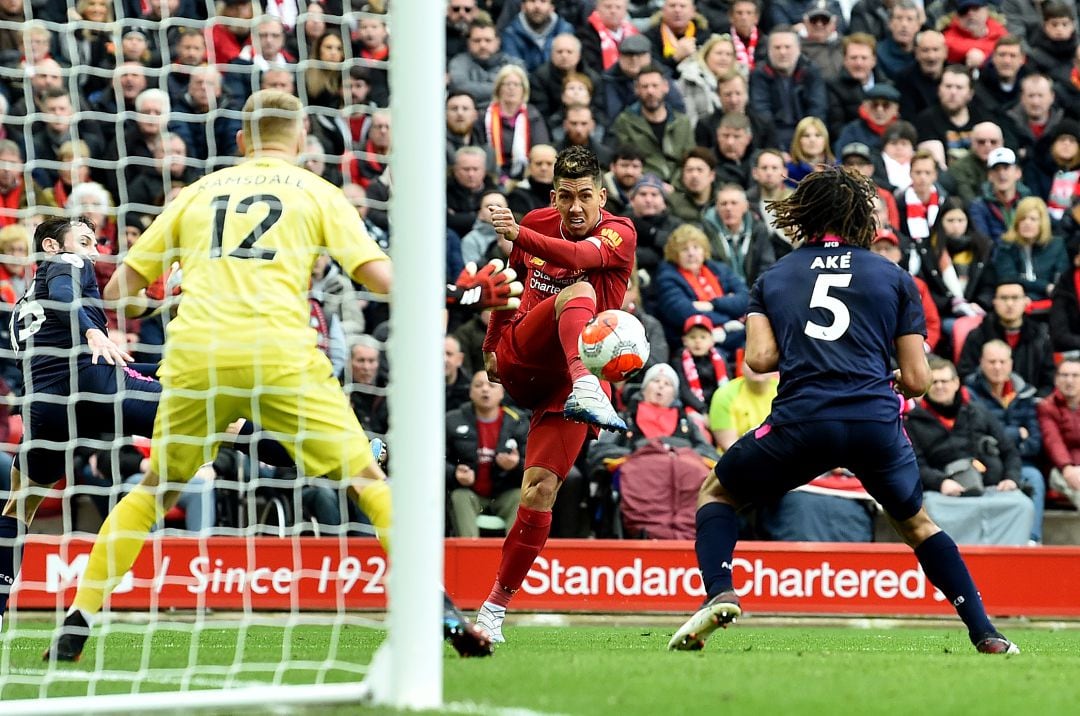 Firmino intenta marcar en un partido del Liverpool en la Premier League.