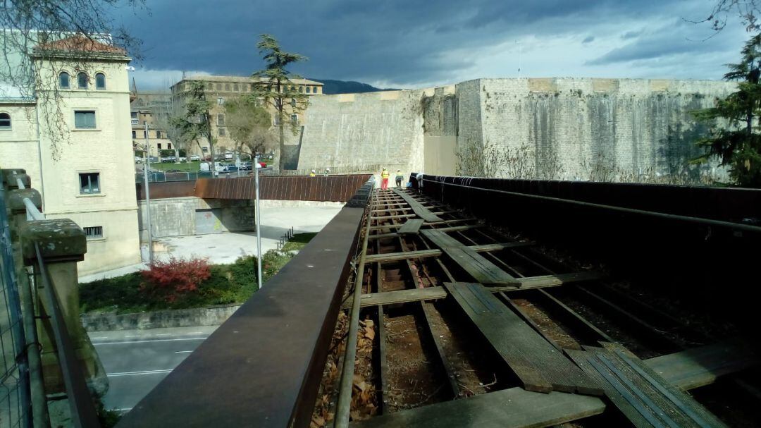 Obras de retirada de pavimento previas a la retirada de placas metálicas