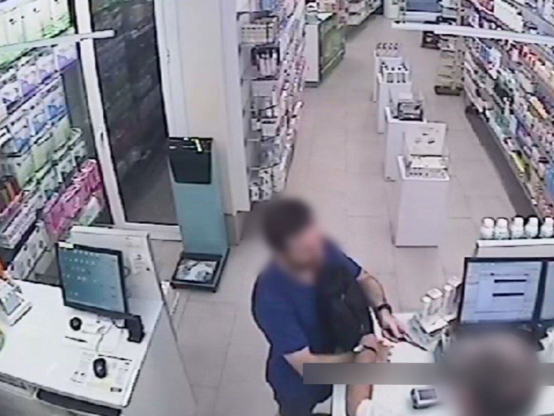 El atracador en una de las farmacias de Barcelona.