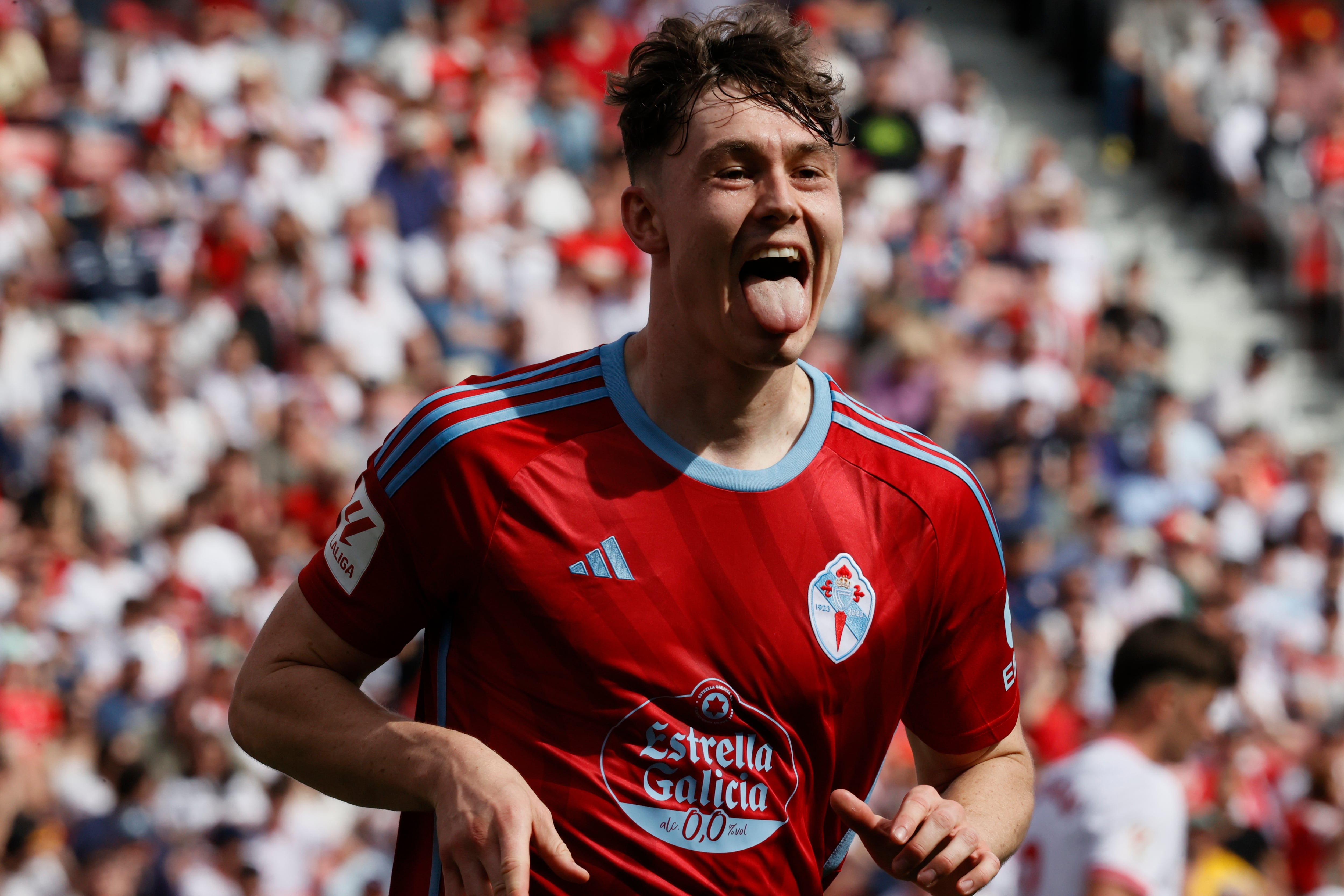 SEVILLA 17/03/2024.- El delantero noruego del Celta de Vigo Jorgen Larsen, celebra su gol contra el Sevilla, durante el partido de la jornada 29 de LaLiga EA Sports este domingo en el estadio Sánchez Pizjuán de Sevilla. EFE/José Manuel Vidal
