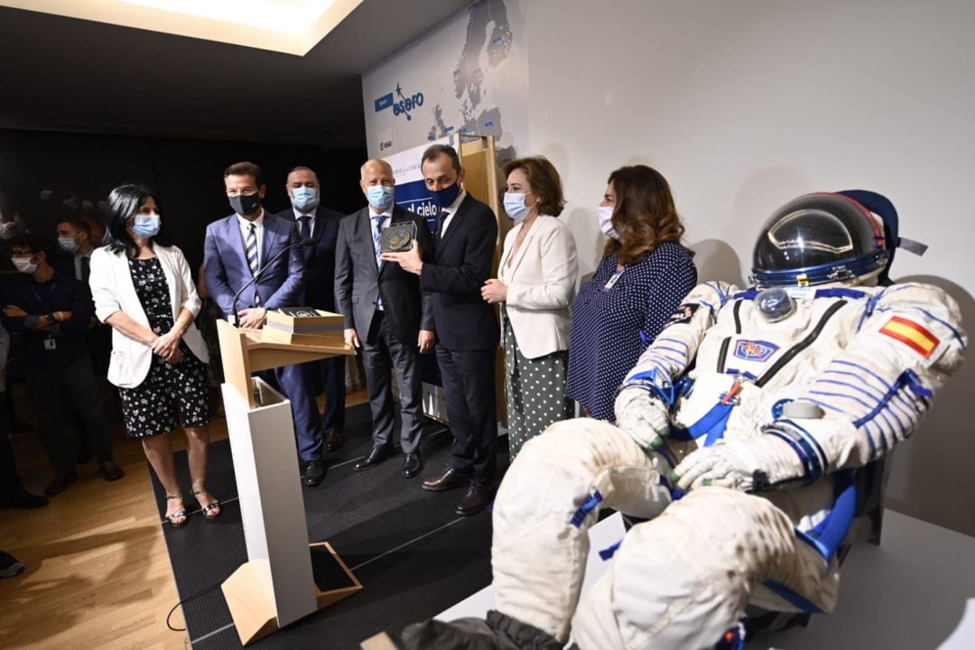 El ministro de Ciencia, Pedro Duque, visita la exposición sobre el espacio en el Parque de las Ciencias de Granada, donde expone uno de sus trajes espaciales. Este fue llevado por Duque a la Estación Espacial Europea. El ministro ha estado acompañado, entre otros, por el consejero de Educación de la Junta, Javier Imbroda, y la delegada del Gobierno en Andalucía, Sandra García