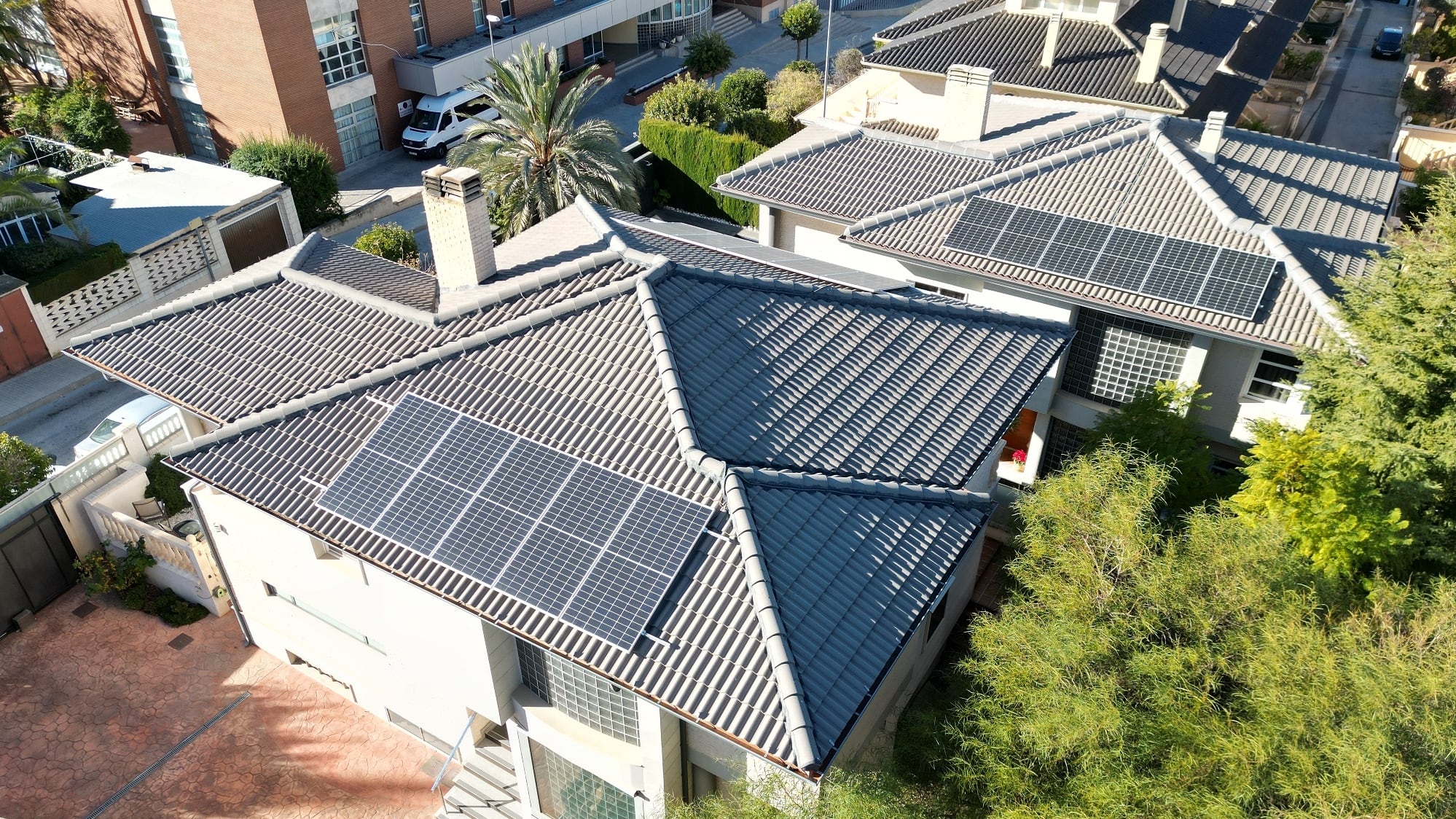 Placas solares instaladas en tejados de Petrer