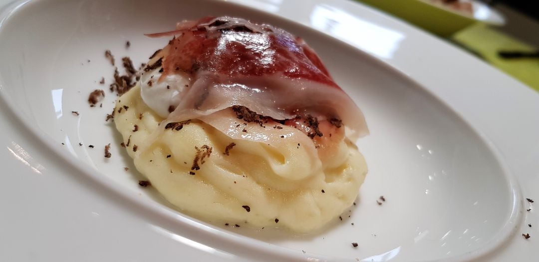 Ou escalfat amb parmentier de creïlla, pernil i tòfona