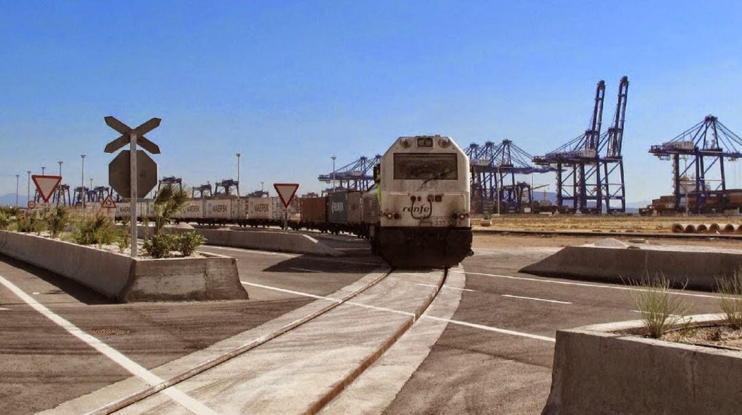 Tren en el puerto de Algeciras