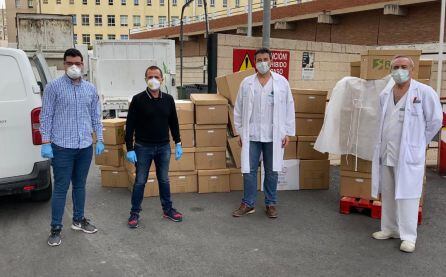 Llegada de las más de 2.000 batas al hospital Morales Meseguer
