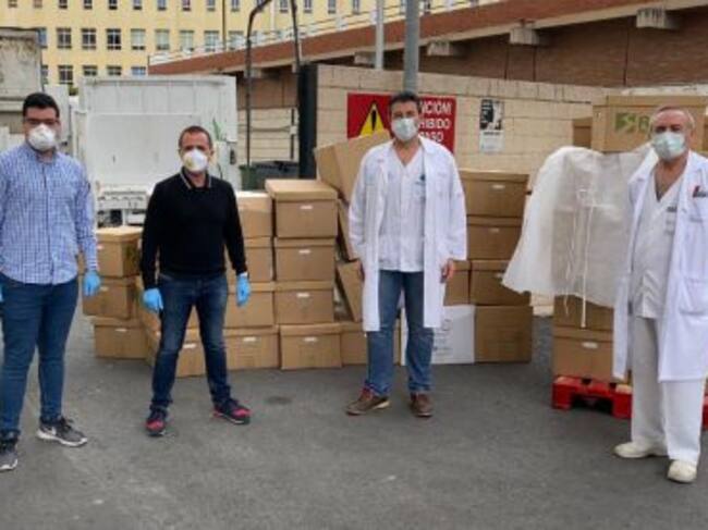 Llegada de las más de 2.000 batas al hospital Morales Meseguer