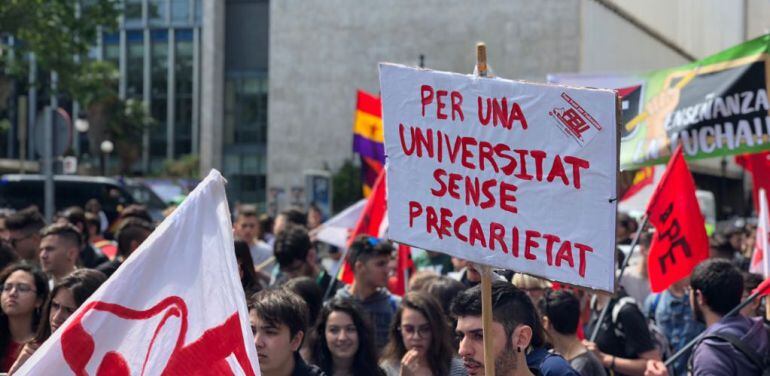 Los estudiantes de la Universitat de València se manifiestan en favor de los profesores asociados