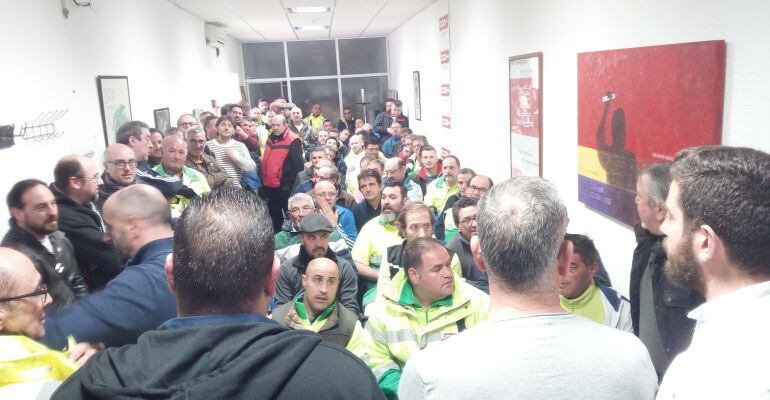 Asamblea de trabajadores del servicio de limpieza y basura celebrada este viernes en el salón de CCOO.