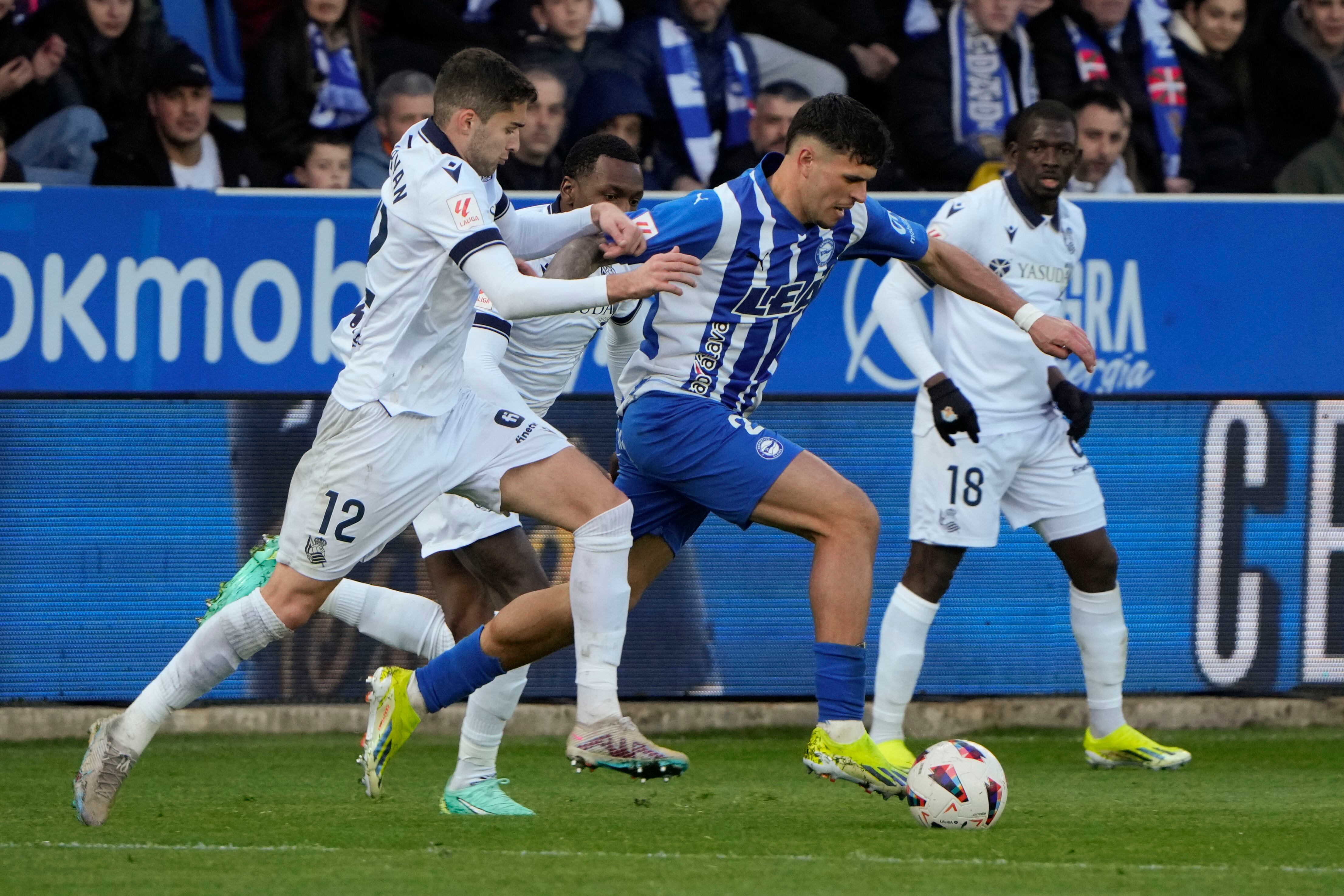 Vitoria-Gasteiz, 31/03/2024.- El centrocampista ruso de la Real Sociedad Arsen Zakharyan (i) persigue a Javier López, del Alavés, durante el partido de la jornada 30 de LaLiga entre el Deportivo Alavés y la Real Sociedad este domingo en el estadio de Mendizorrotza.- EFE/ Adrián Ruiz Hierro
