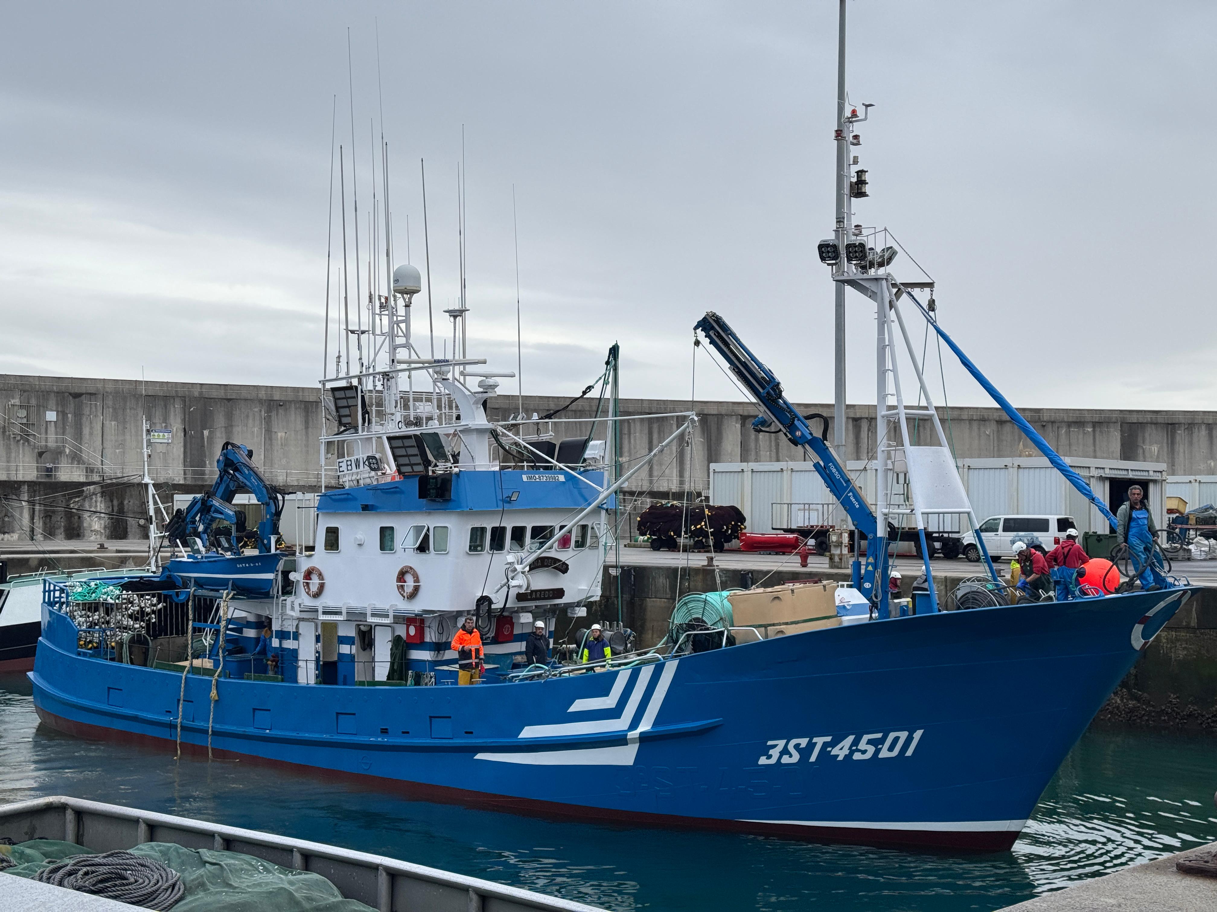 Barco de cerco atracado en el puerto de Laredo