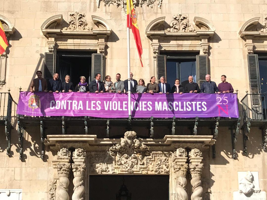 Ediles de los distintos grupos de la Corporación, excepto Vox, tras colocar una pancarta contra la violencia de género en el balcón del Ayuntamiento