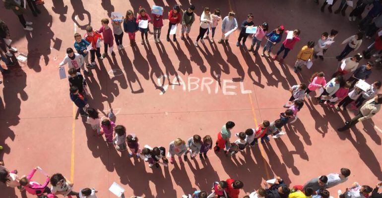 El alumnado del CEIP &#039;Alcalá Venceslada&#039; representan un pez para recordar a Gabriel.