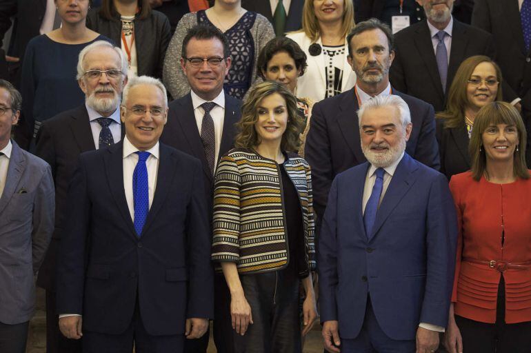 La reina Letizia, junto a los asistentes al seminario en San Millán de la Cogolla, entre ellos, el humorista Forges. 