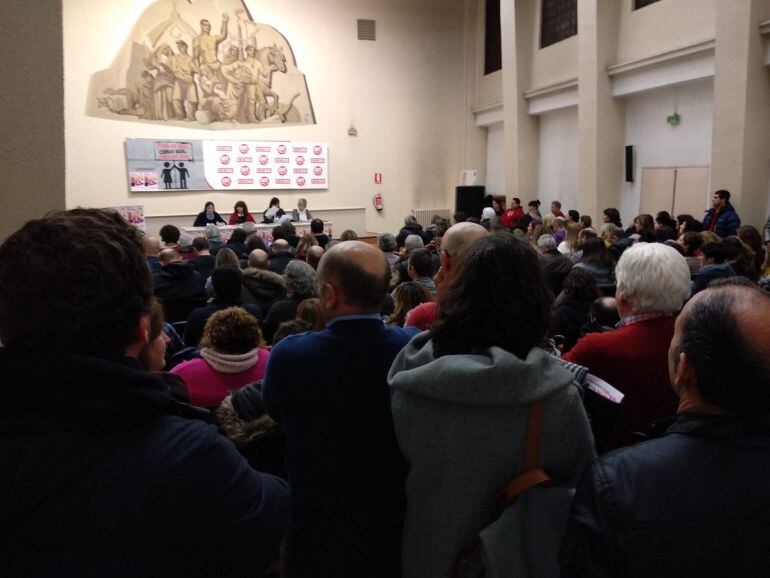 Cientos de personas han asistido a la asamblea de UGT y CCOO preparatoria de la huelga del 8 de marzo. 