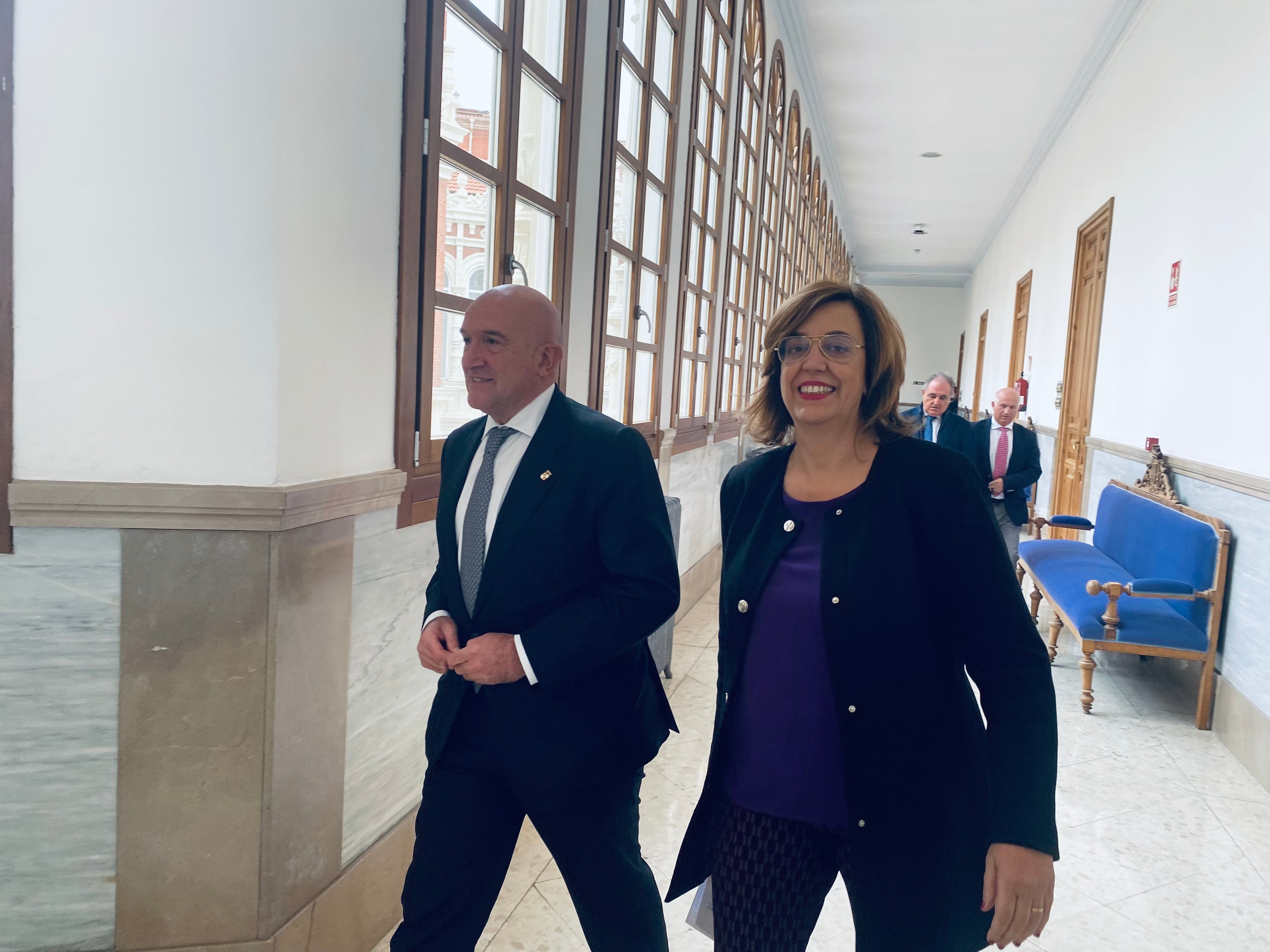 El consejero de Presidencia con la presidenta de la Diputación