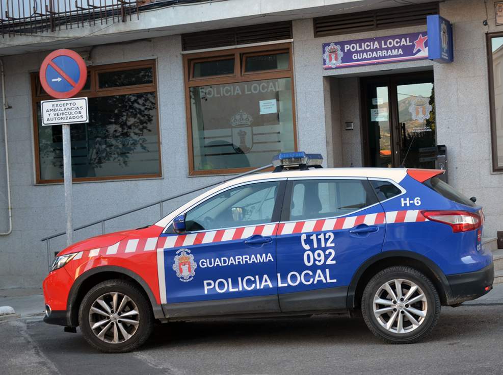 Vehículo de la Policía local de Guadarrama frente al local policial municipal