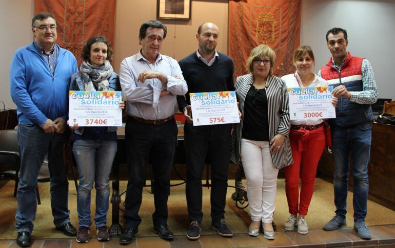 Entrega de los cheques con las cantidades recaudadas en &#039;Cuéllar Solidario&#039; a la Asociación Síndrome de Ondine y para las necesidades del CEIP Santa Clara.