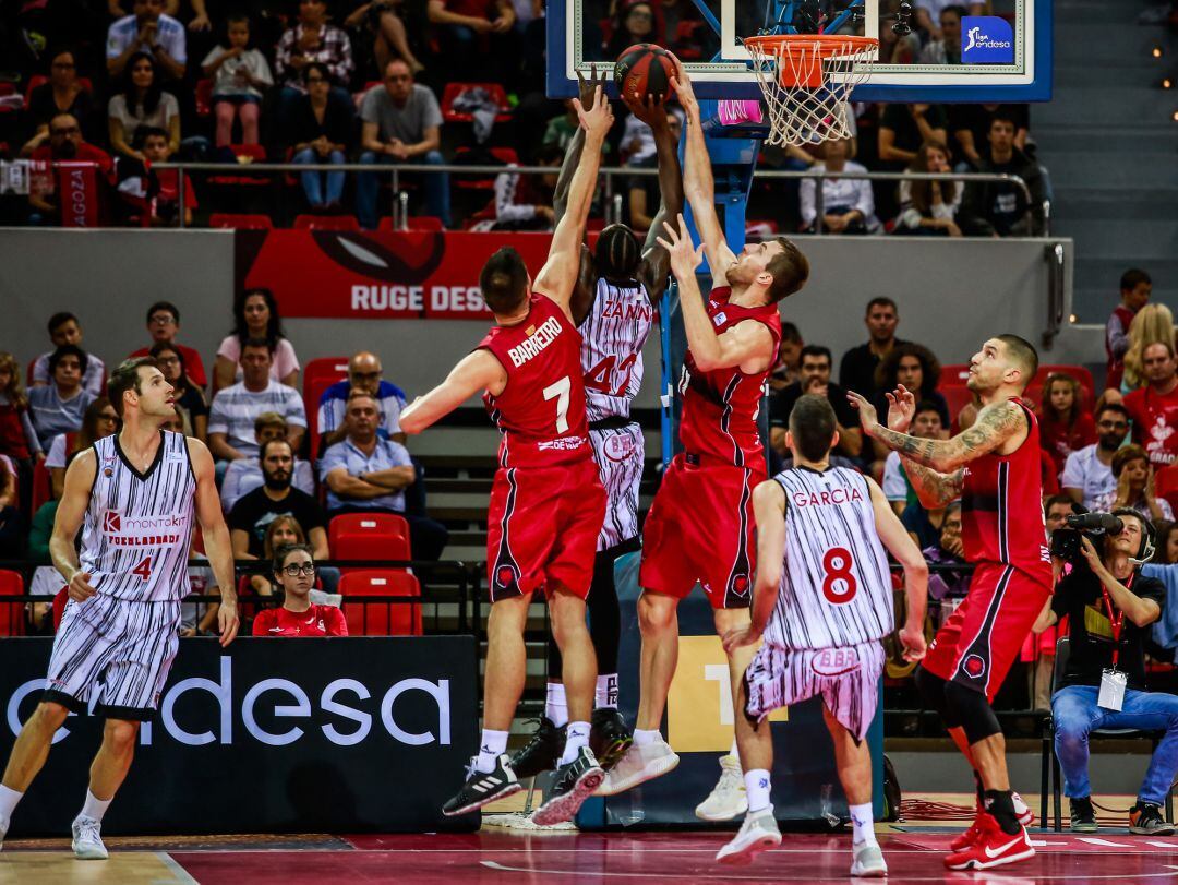 El jugador del Montakit Fuenlabrada Talib Zanna (42) es taponado por Fran Vázquez y Jonathan Barreiro (7), del Tecnyconta Zaragoza, ante la mirada de Marc García (8). Estos tres últimos han compartido concentración con la selección española en Guadalajara