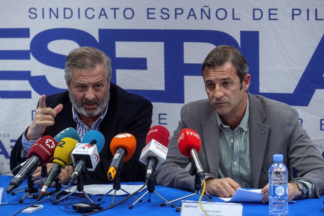 El delegado del Sindicato de Pilotos (Sepla) en Air Europa , José Roncero (i), el vicesecretario de Sepla,Rafael Delmas (d) , durante la rueda de prensa en la sede del SEPLA en Madrid. EFE - Rodrigo Jiménez