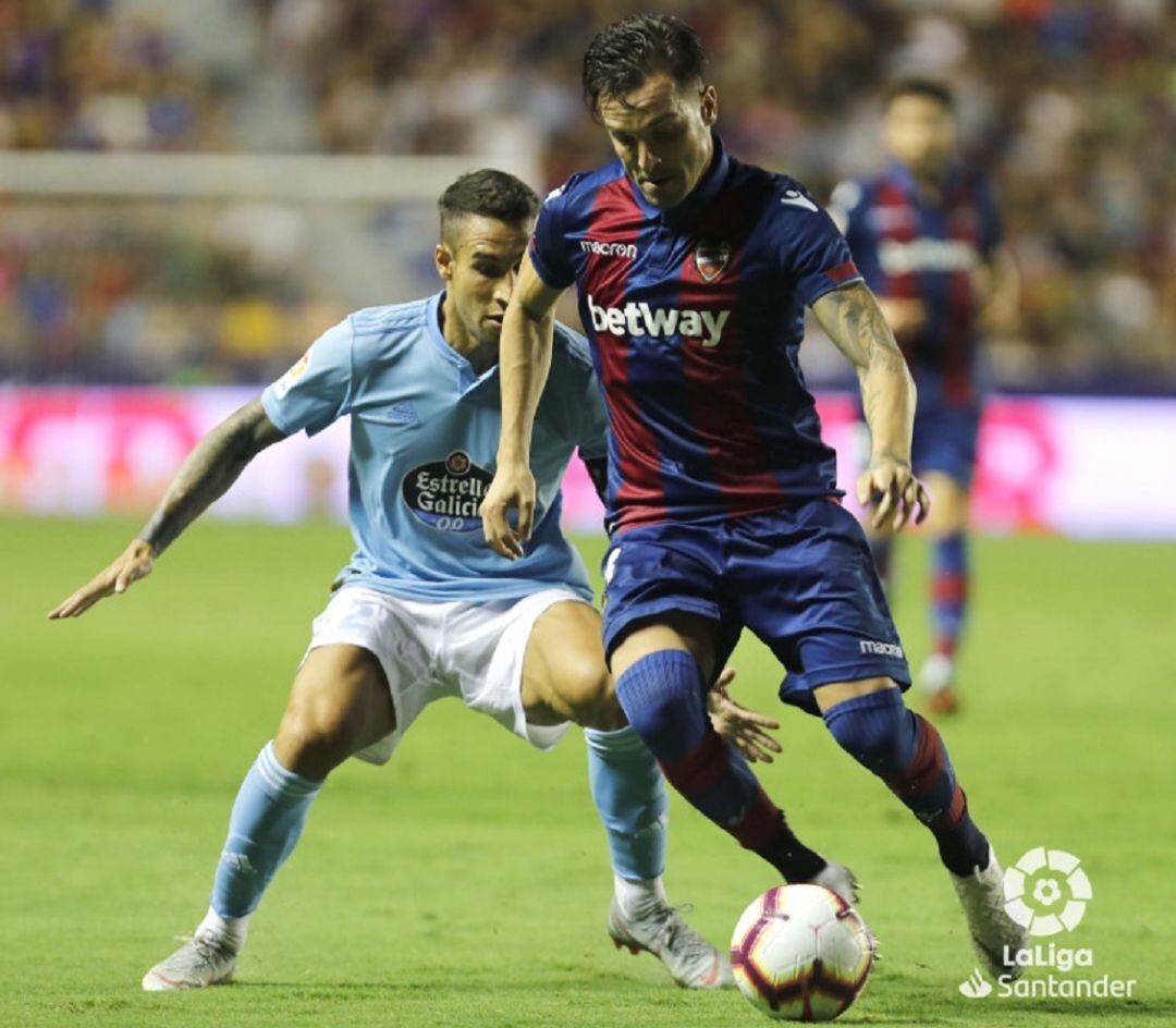 Toño García controla un balón ante el Celt