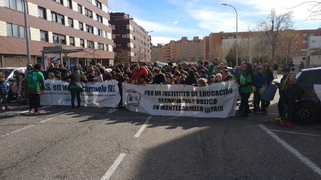 Concentracón de las familias de Montecarmelo para pedir un instituto en su barrio