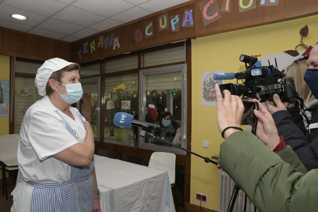 Una cocinera del centro, Juli ofrece declaraciones a los medios tras ser vacunada en el Hogar &#039;Madre de Dios&#039; de Haro, en La Rioja (España).