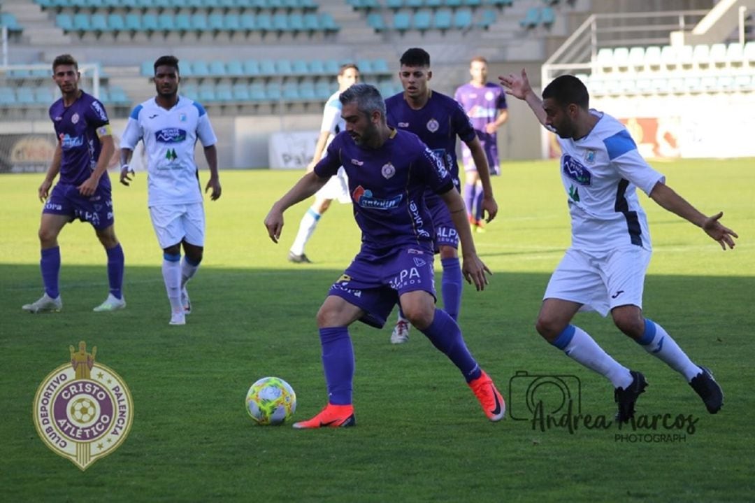 Mal fin de semana para nuestros principales representantes deportivos. Imagen del partido que enfrentó al Palencia Cristo Atlético con el Almazán