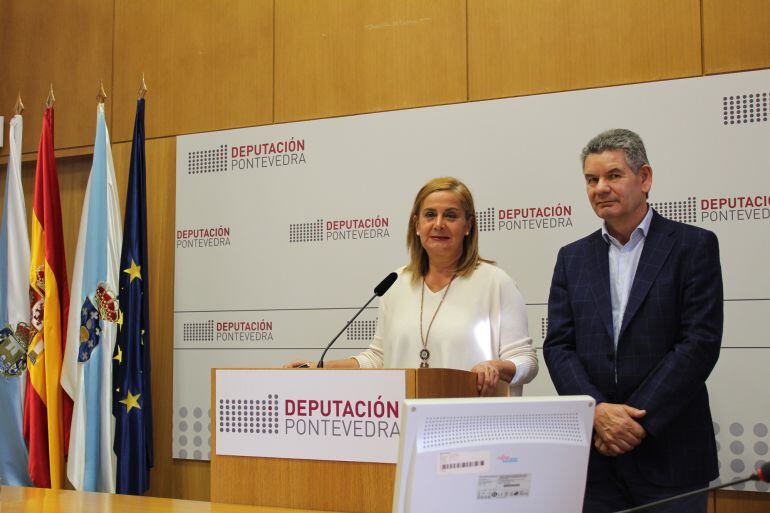 La presidenta de la Diputación, Carmela Silva, con el diputado provincial del PSOE, Santos Héctor Rodríguez.