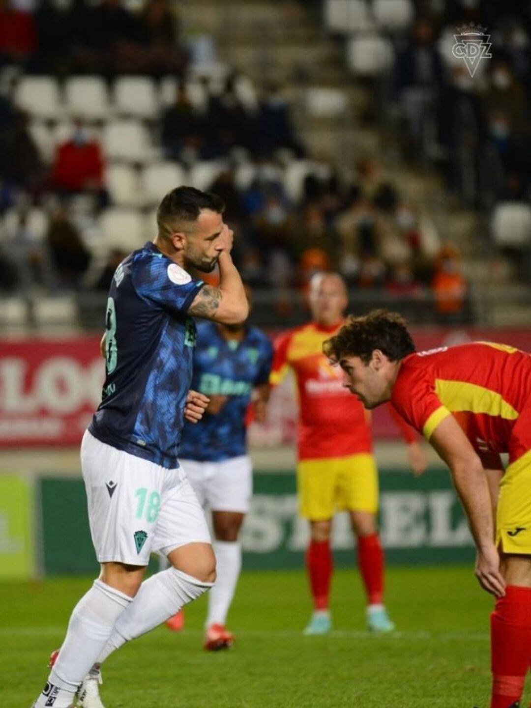 Negredo celebra uno de los tres goles que anotó al Villa de Fortuna