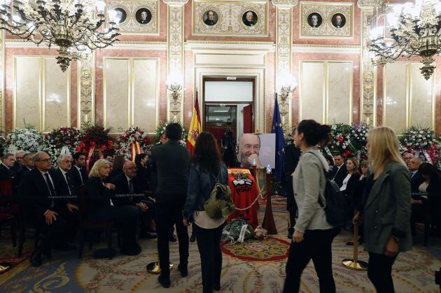 Numeroso público rinde homenaje en la capilla ardiente del exvicepresidente del Gobierno Alfredo Pérez Rubalcaba, instalada en el Congreso de los Diputados.