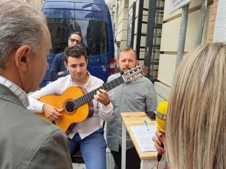 Hoy por Hoy Huelva desde la puerta principal del Gran Teatro de Huelva con motivo de su reinauguración